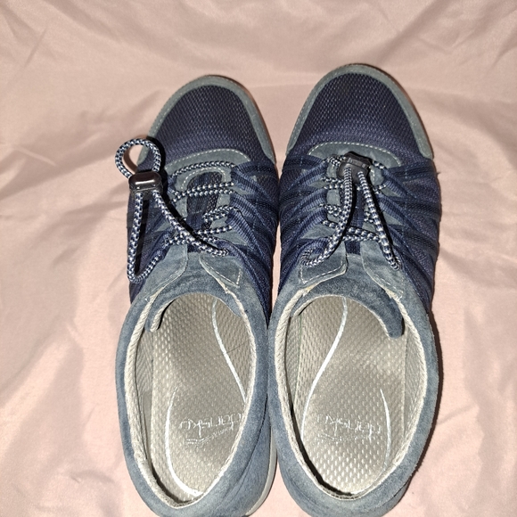 Shoes - Picture 6 of 8